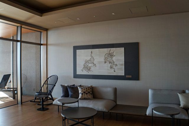 2匹の龍をレーザー加工で描き、再生材パネルと合わせたアートパネル。温浴施設の壁面に横長で設置された壁面装飾。