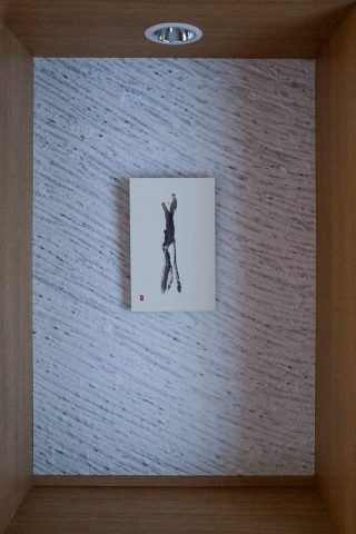 書家によるアート作品。ホテルの客室ニッチに設置された小さな壁面装飾。