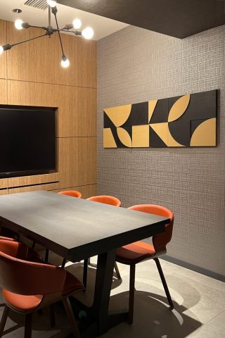 黒とベージュの幾何学模様で構成されたMDFパネルアート。ミーティングルームの壁面に設置された壁面装飾。